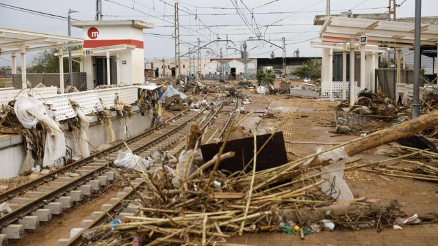 Estación de Paiporta de Metrovalencia arrasada por la dana. Efe / Biel Aliño