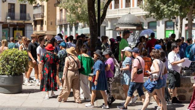Grupos de turistas en la plaza de Zocodover.