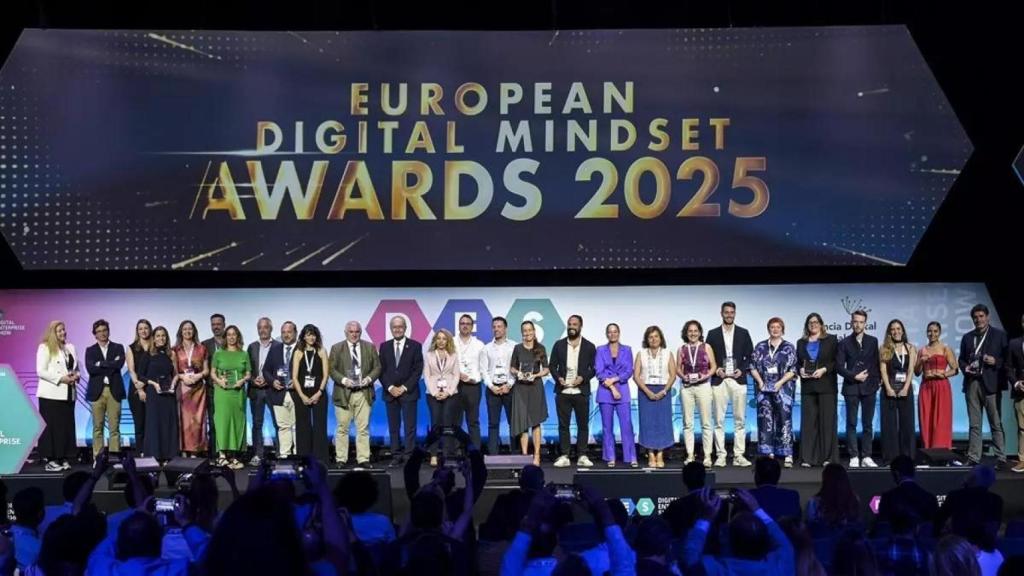 Fotografía de familia de todos los premiados en DES.