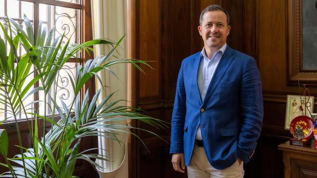 Carlos Velázquez, alcalde de Toledo, en el despacho de Alcaldía.