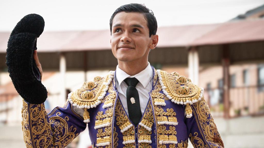 Pedro Luis Pérez Meza saliendo a hombros tras un festejo taurino.