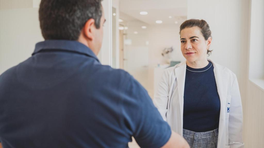 Rubén en la clínica de fertilidad con la doctora Ana Gaitero.