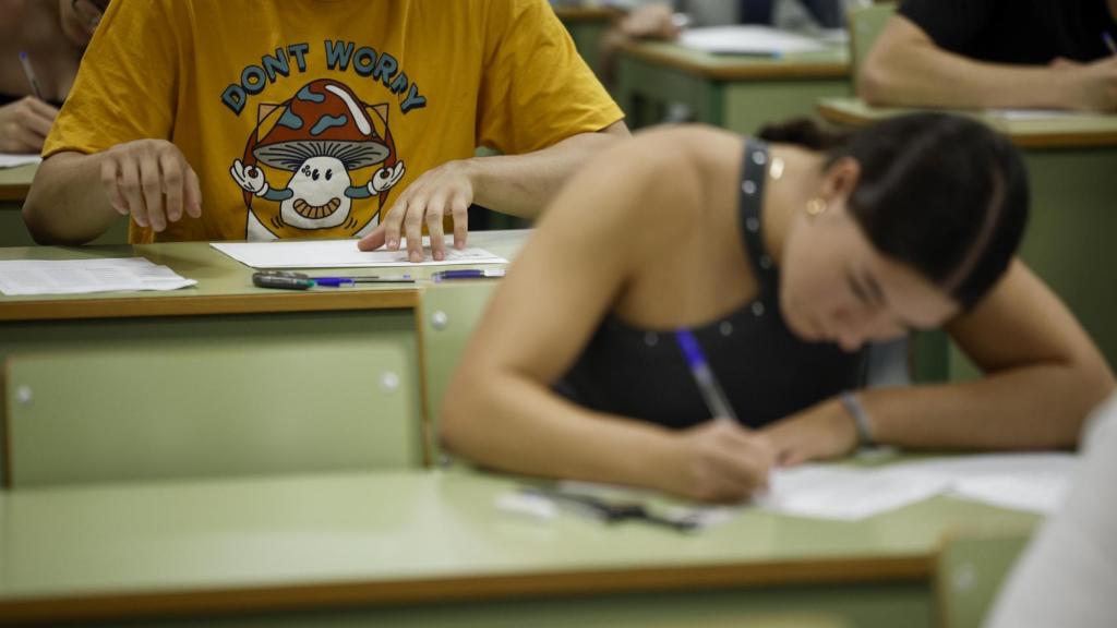 Estudiantes realizan las Pruebas de Acceso a la Universidad (PAU) de 2025. Efe / Biel Aliño