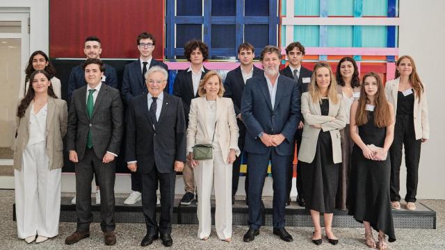 Foto de grupo acto de entrega de credenciales de las Becas de Posgrado 2025 de la Fundación Barrié