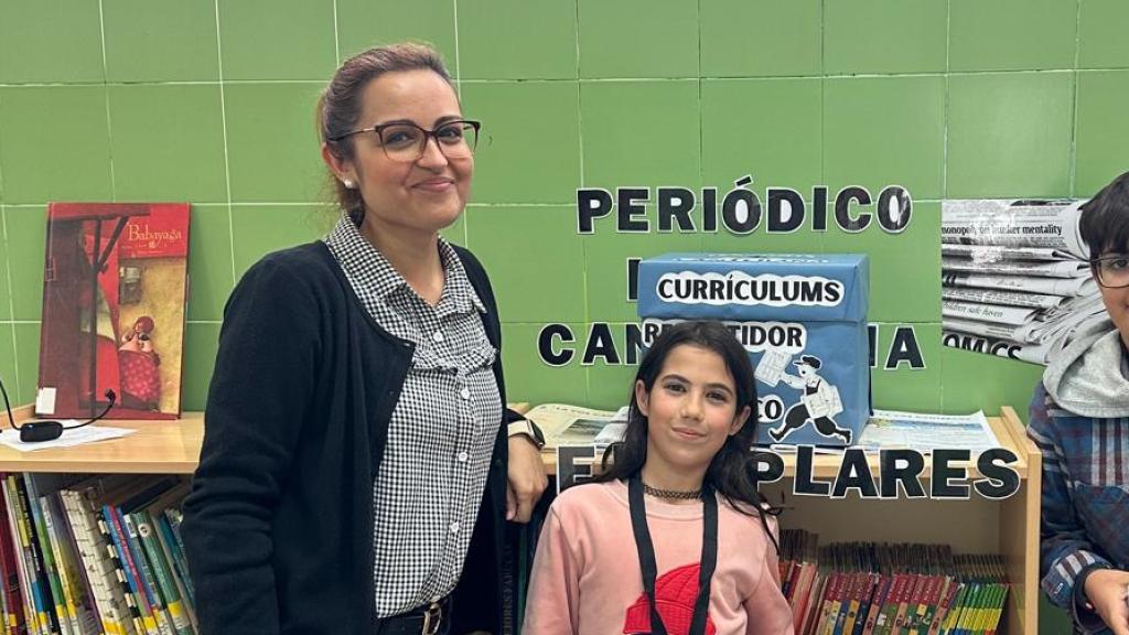 Maribel Navarro, docente del Colegio Maestro Joaquín Cantero de Las Torres de Cotillas, con dos alumnos que forman parte del proyecto La Voz Canterena.
