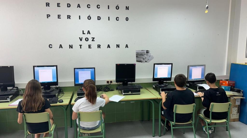 Un grupo de escolares en la redacción de Las Voz Canterana.