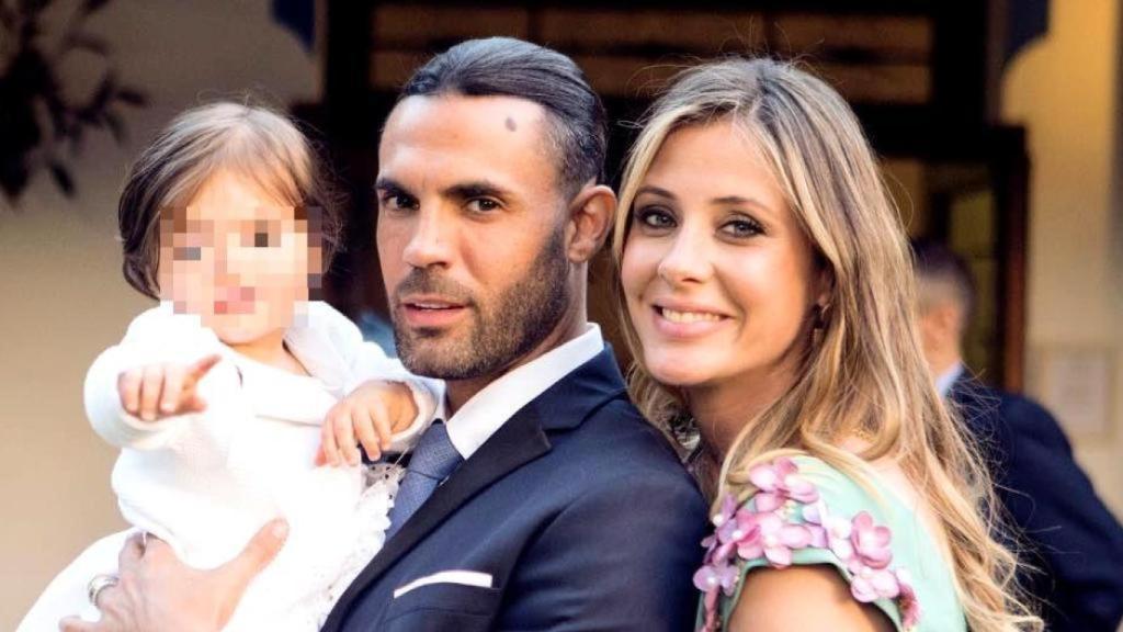 Elisabeth Reyes y Sergio Sánchez, junto con su hija, en una fotografía de sus redes.
