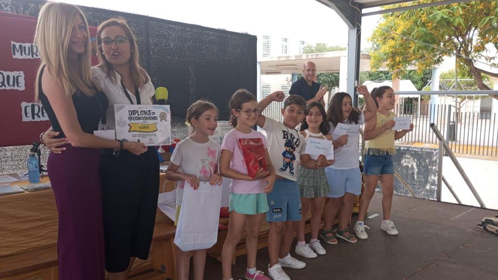 Los escolares con alguno de los premios que han recibido durante el sorteo de entradas a Terra Natura.