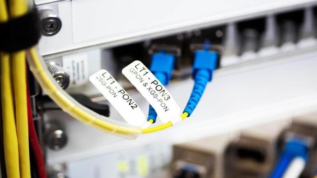 Cables de conexión de fibra óptica.