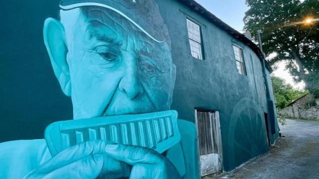 El primer mural de un afilador en el mundo, situado en Castiñeiro, una aldea de San Xoán de Río