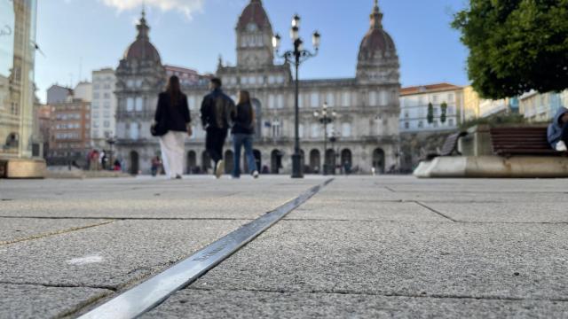 El meridiano de A Coruña situado en la plaza de María Pita.