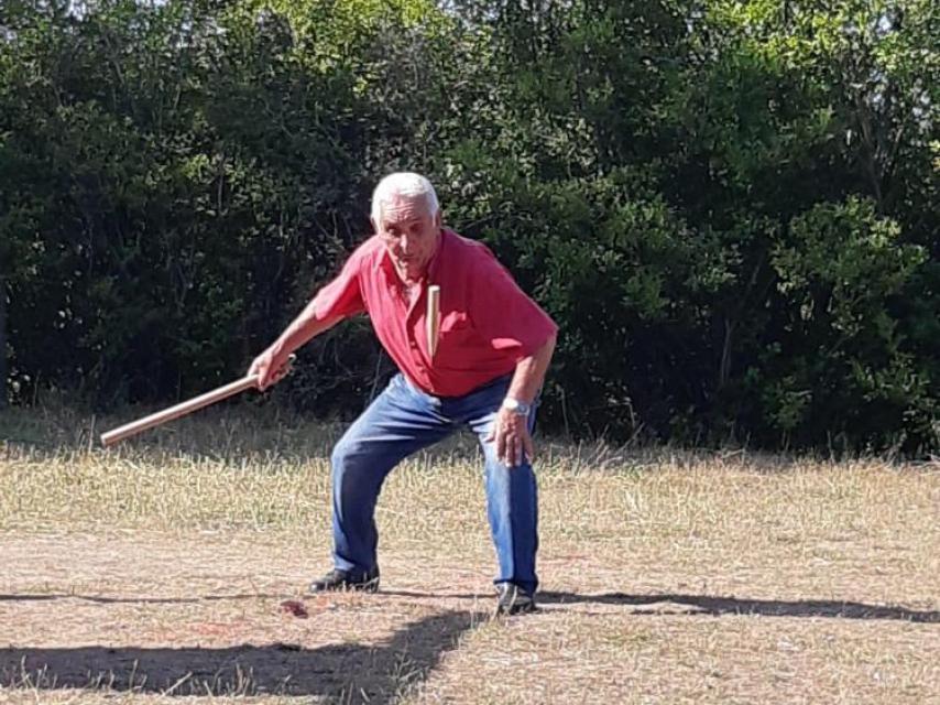 Juan Pérez jugando a la billarda
