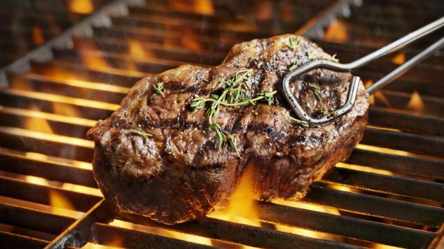 Un filete cocinado en una parrilla sobre el fuego