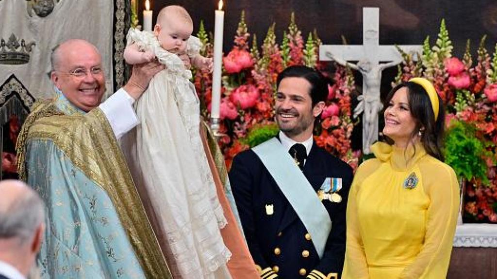 Carlos Felipe y Sofía de Suecia bautizan a su hija Inés en una ceremonia  simbólica y con la princesa Estelle como madrina