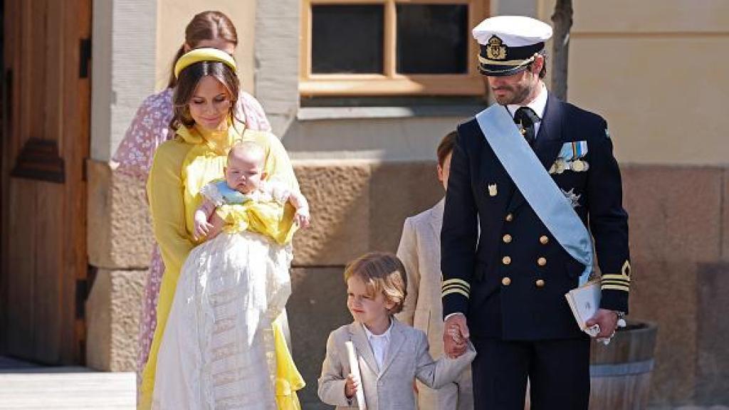 Carlos Felipe y Sofía de Suecia con pequeños inés.