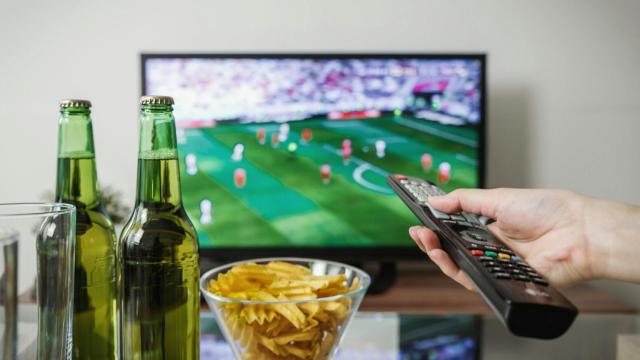 Partido de fútbol en un televisor
