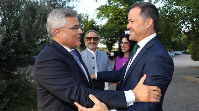 Javier de Antonio (i) saludando al alcalde de Toledo, Carlos Velázquez, (d) a su llegada a la gala.
