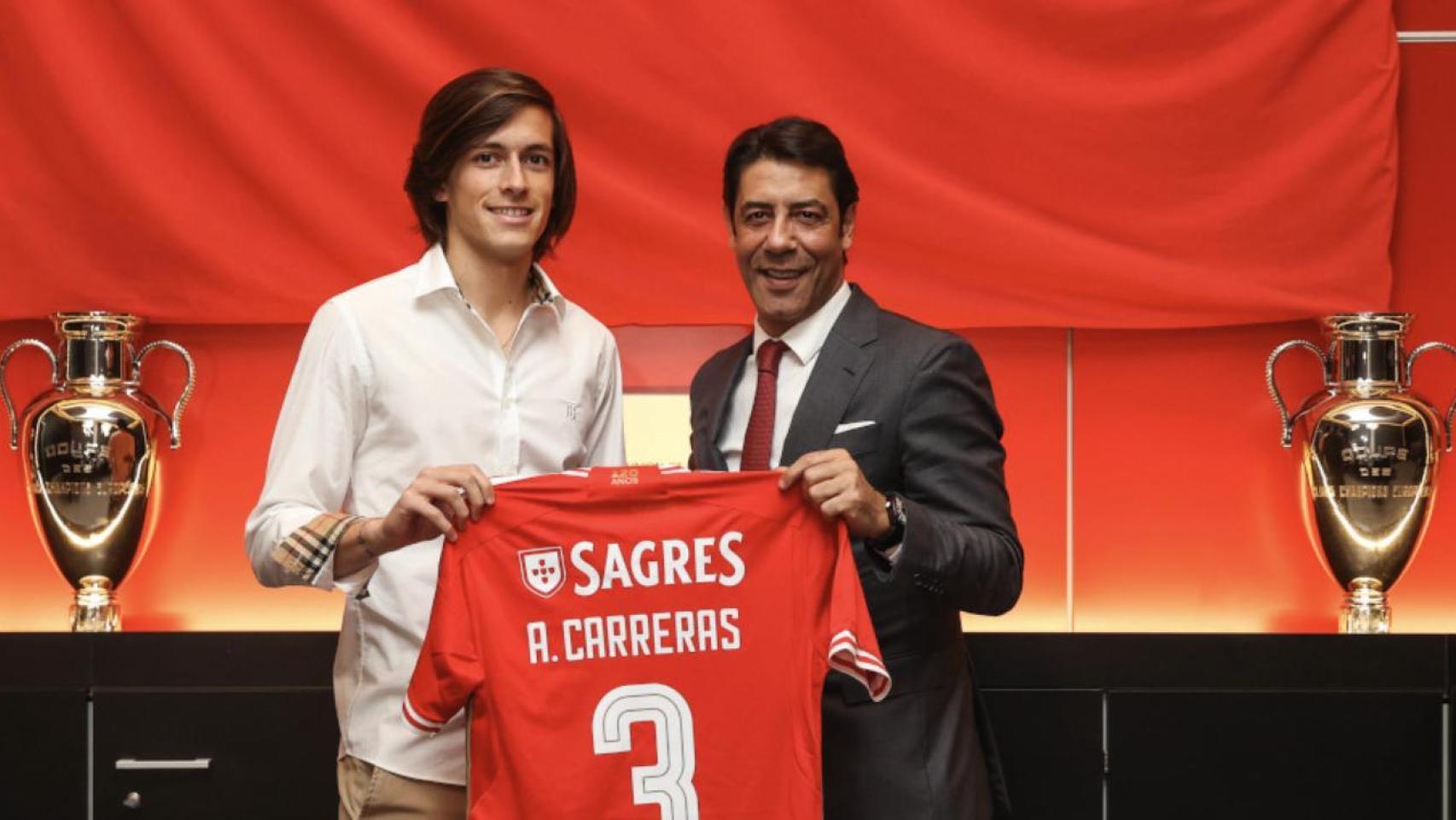 Álvaro Carreras, junto a Rui Costa en su presentación con el Benfica