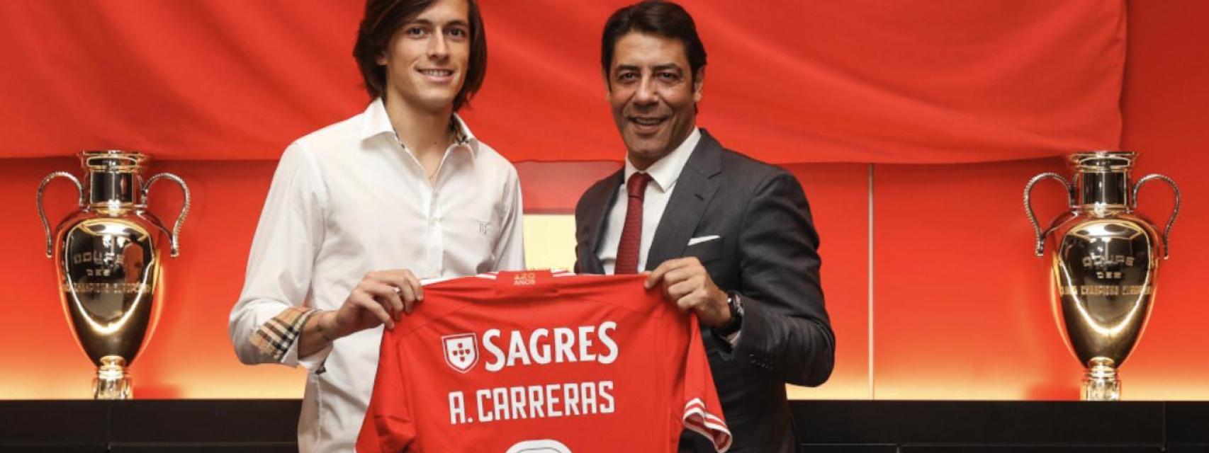 Álvaro Carreras, junto a Rui Costa en su presentación con el Benfica