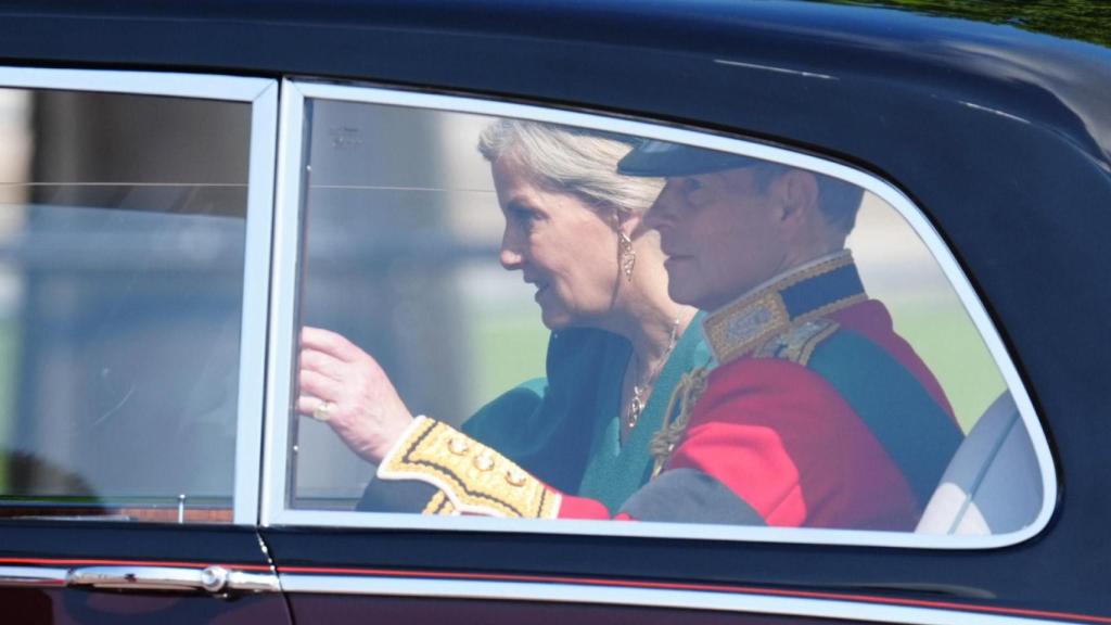 Los Dukes de Edimburgo han asistido, un año más, un Trooping the Color.