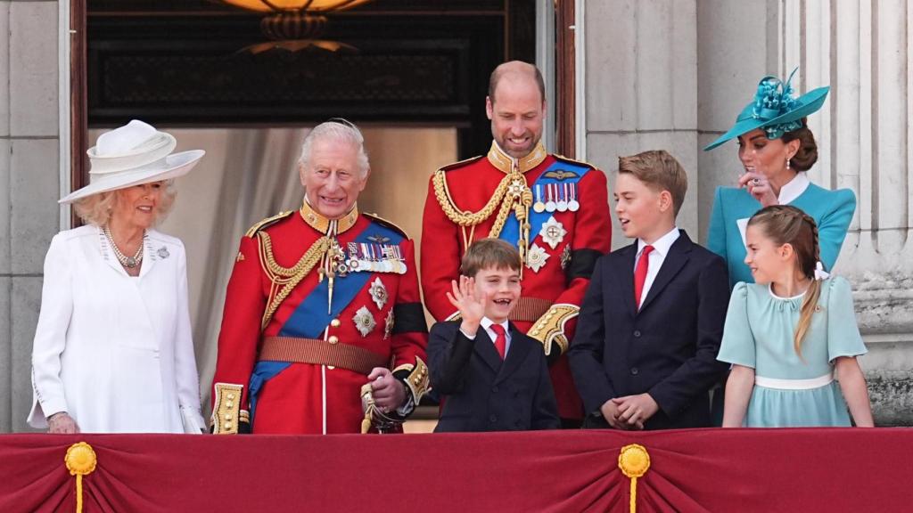 La familia real británica, en el balcón del Palacio de Buckingham al final del Desfile de color Trooping the Color.