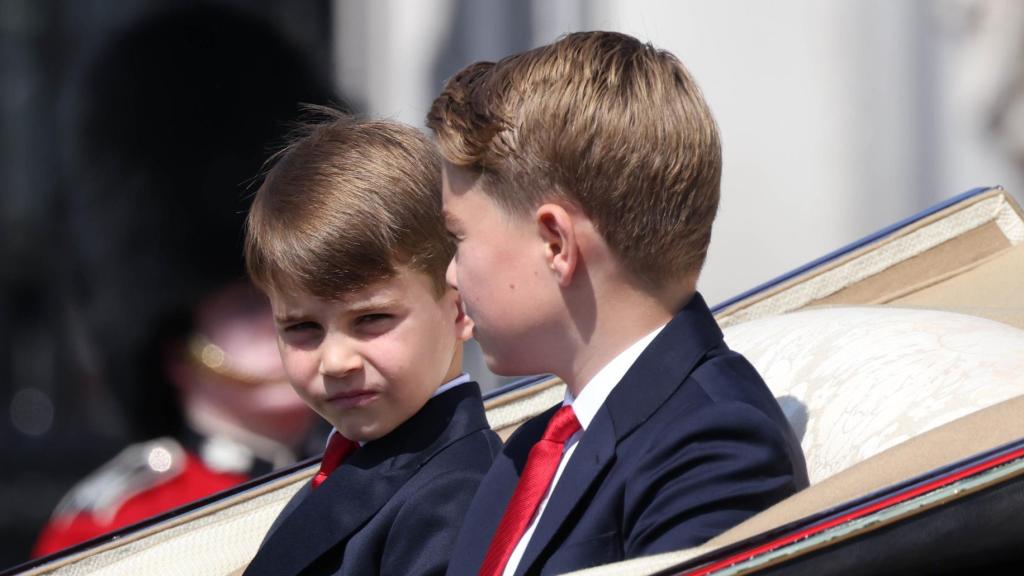 El príncipe Louis, con su hermano George, en el desfile de Trooping the Color 2025.