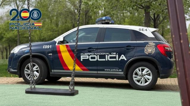 Archivo - Un coche de Policía Nacional en un parque