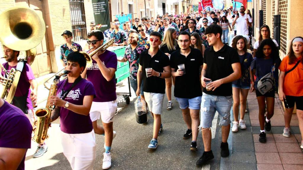 Desfile de peñas en Villalón de Campos