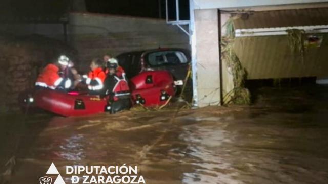 Momento del rescate en el centro de salud de Azuara