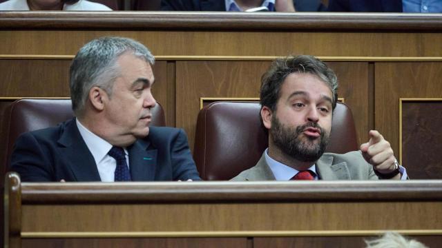 El exsecretario de Organización del PSOE, Santos Cerdán (i), junto al que será su sustituto en funciones, Juanfran Serrano (d) en el Congreso el pasado 12 de junio.