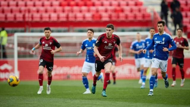 Mirandés y Real Oviedo en el partido disputado esta temporada en Anduva.