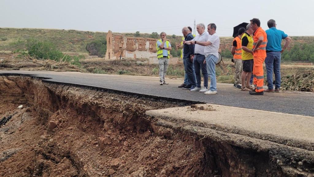 El consejero, Octavio López, en uno de los puentes destrozados por las lluvias.