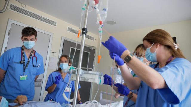 Parte del equipo médico de La Fe.