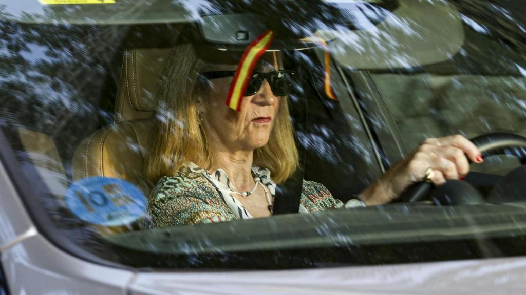 Infanta Elena, al llegar al Palacio de la Zarzuela con motivo del 60 cumpleaños de Infanta Cristina, celebrado el 13 de junio.