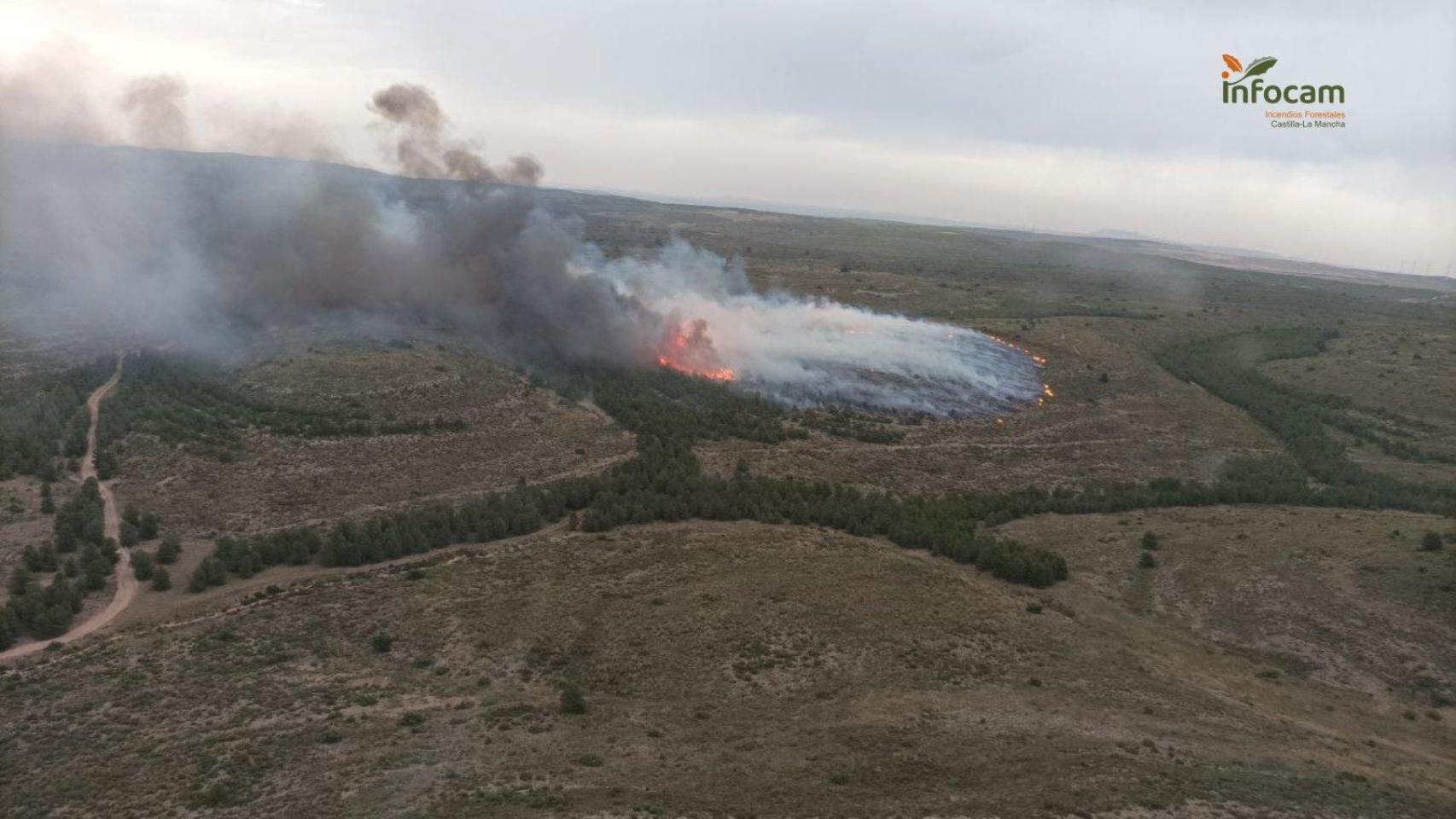 Tres medios aéreos, 17 terrestres y hasta 66 operarios se afanan contra un incendio en Chinchilla (Albacete)