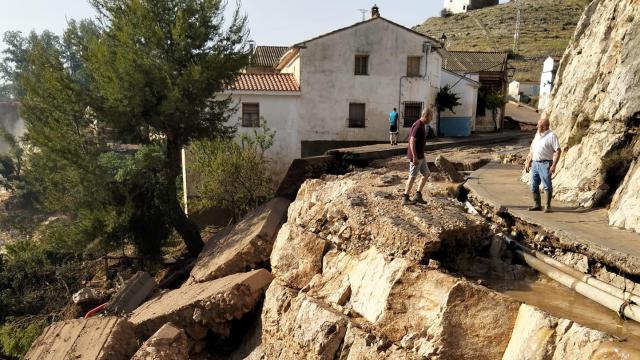 La fuerza del agua destrozó por completo la carretera.