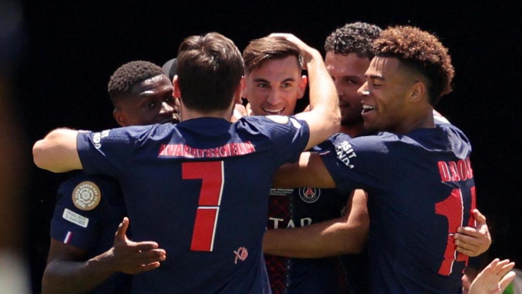 Los jugadores del PSG celebran el tanto de Fabián.