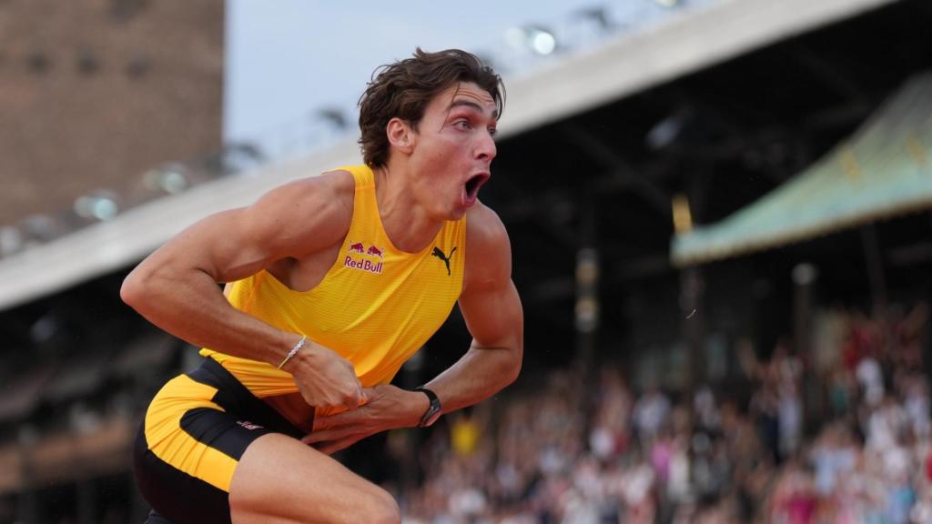 Armand Duplantis, tras superar el récord mundial en salto de pértiga.