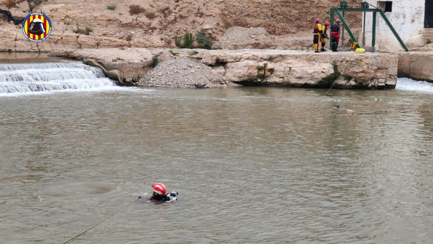 Dispositivo de búsqueda del joven en el Túria. Bomberos
