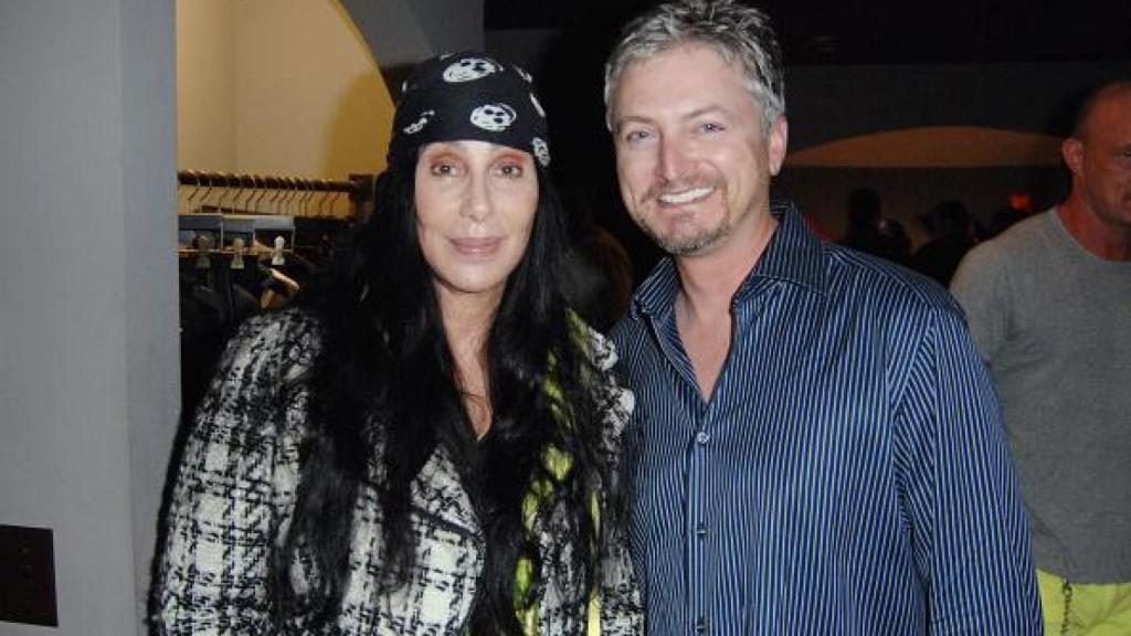 El hijo de Cher, Elijah Blue Allman, al lado de su madre en una foto de 2017.