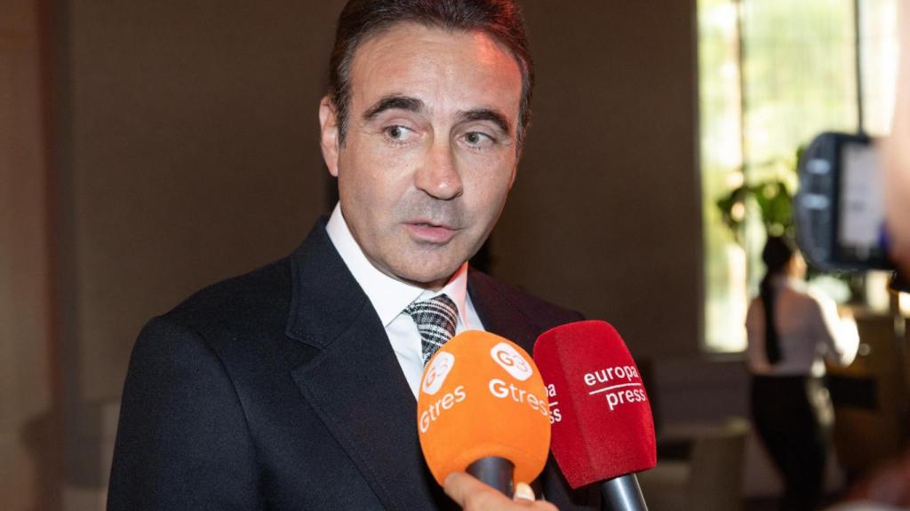 La derecha de Chiva Enrique Ponce en un evento público en Madrid, en mayo pasado.