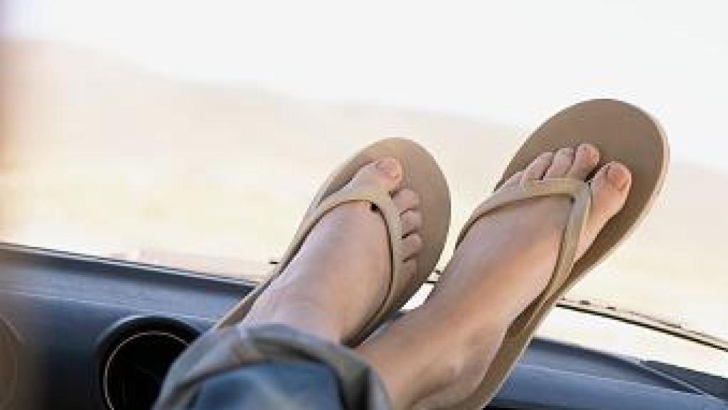 Imagen de chanclas en el coche.