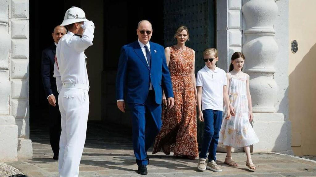 Alberto y Chàrlene de Mónaco con los gemelos Jacques y Gabriella.
