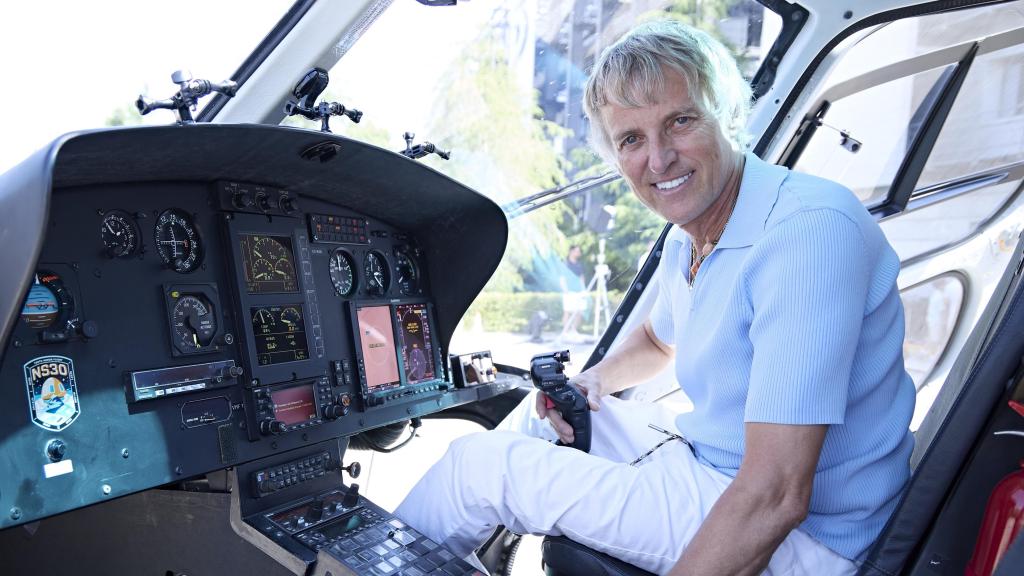 Jesús Calleja en el nuevo helicóptero de 'Volando voy, volando vengo' en la presentación del programa.