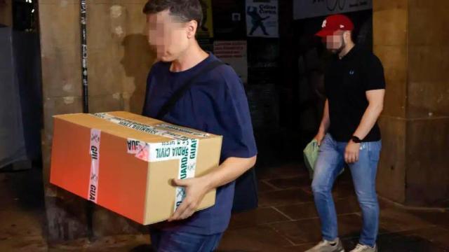 El teniente coronel Balas (derecha) y uno de sus subordinados de la UCO, tras el registro a Servinabar la semana pasada.