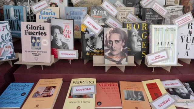 Libros en una caseta durante la inauguración de la 83ª edición de la Feria del Libro de Madrid, en el Parque del Retiro. Foto: Alberto Ortega / Europa Press