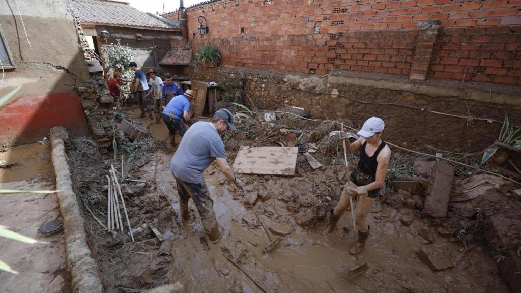 Vecinos de Letux achican barro.