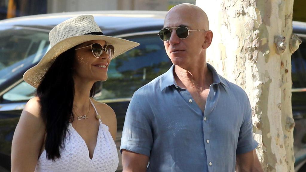 Lauren Sánchez y Jeff Bezos en St. Tropez en agosto de 2019.