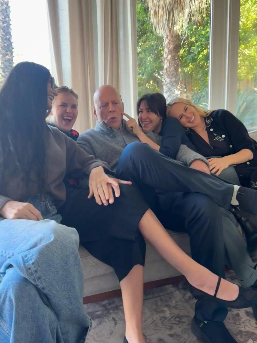 Bruce Willis con Demi Moore y sus tres hijas en común en su cumpleaños, en marzo pasado.