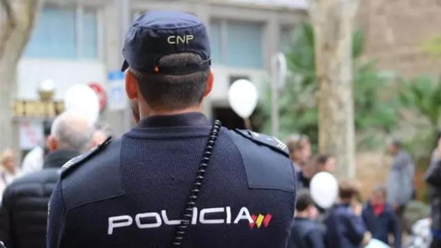 Un agente de Policía Nacional
